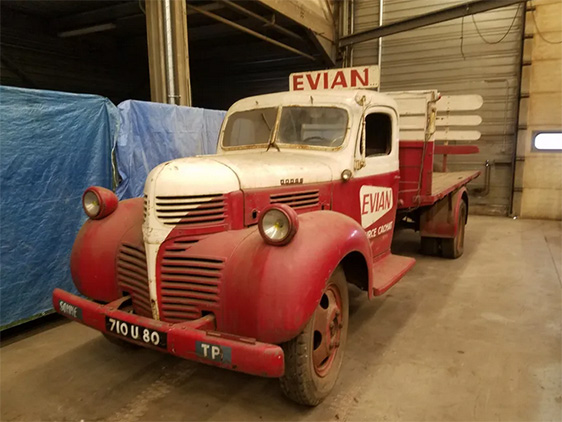 Un camion Dodge, aux couleurs de la marque Evian, construit en 1946. © Radio France - Théo Hetsch
