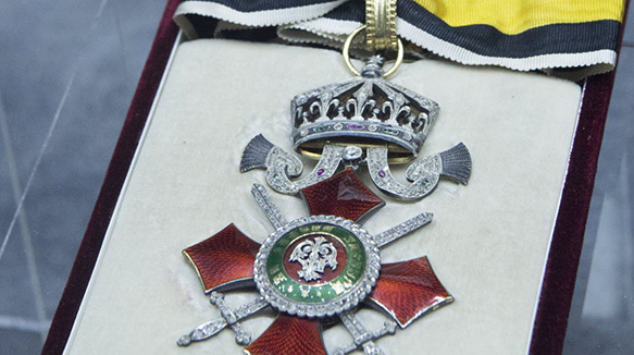 cette-medaille-militaire-bulgare-sertie-de-diamants-appartenait-a-ferdinand-1er-roi-des-bulgares-de-1908-a-1918-c-est-son-petit-fils-le-roi-simeon-ii-qui-l-a-offerte-a-eric-kauffmann-en-juillet-2017-photo-dna-marc-rollmann