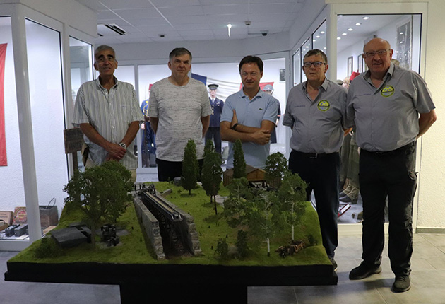 Dominique Soulier et Éric Kauffmann ont reçu le diorama des membres du club de maquettistes de Strasbourg.  Photo DNA /Ri.D.