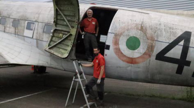 Eric et Mickaël de l’équipe de l’atelier du MMPark s’activent sur le DC-47 pour le restaurer.  Photo DNA /Ri.D.