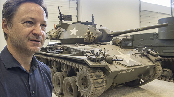 eric-kauffmann-devant-le-char-le-plus-symbolique-pour-lui-le-m24-chaffee-photo-dna-marc-rollmann