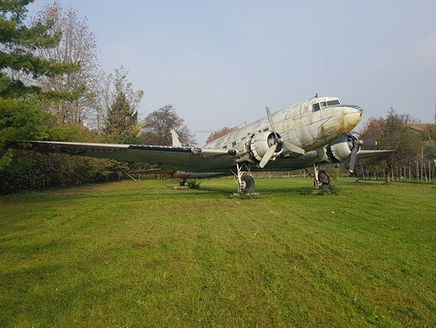 le-bimoteur-tel-qu-il-se-trouvait-dans-le-jardin-d-un-collectionneur-italien-avant-d-etre-acquis-par-le-mm-park-l-avion-mythique-a-appartenu-a-l-armee-de-l-air-italienne