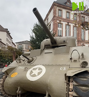StrasTV.com : Un char Sherman sur la place Broglie ! Témoin silencieux de l'histoire, il est installé là pour les commémorations des 80 ans de la libération de Strasbourg !