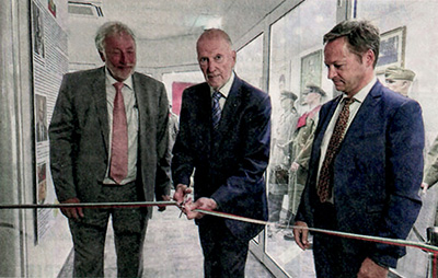 Inauguration de la salle de la Bulgarie par le roi Siméon II, Eric Kauffmann (à droite) et Patrick Depyl, maire de La Wantzenau. PHOTO DNA