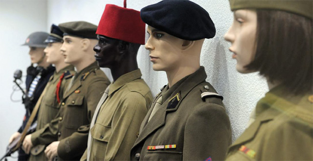 Environ 500 uniformes sont réunis dans le nouveau musée : uniformes militaires de toutes les nationalités, mais aussi de civils, de femmes et d’enfants.